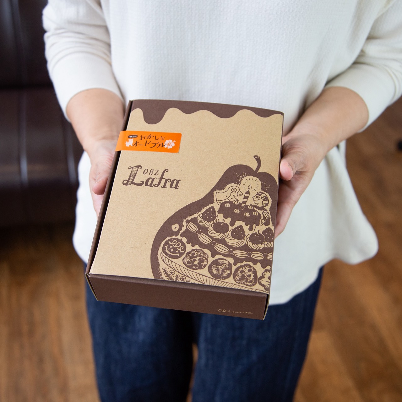 想いを込めた焼き菓子を手渡すLafra
