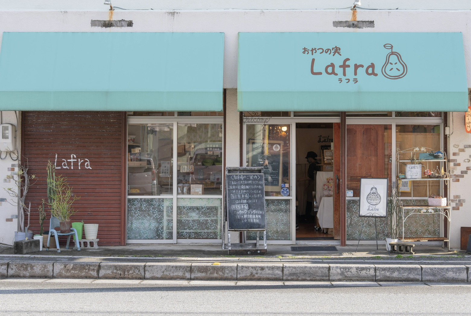 おやつの実Lafraの店舗外観